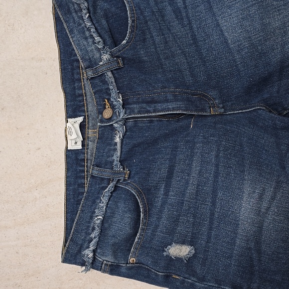 These trendy flare denim jeans feature a bold, boho-chic look with distressed de - Picture 8 of 10